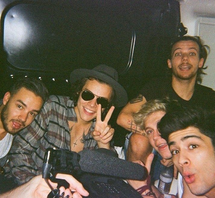 celixalexandra's tweet image. 4 photos to say goodbye to July 

#14YearsOfOneDirection 
#14YearsOf1D