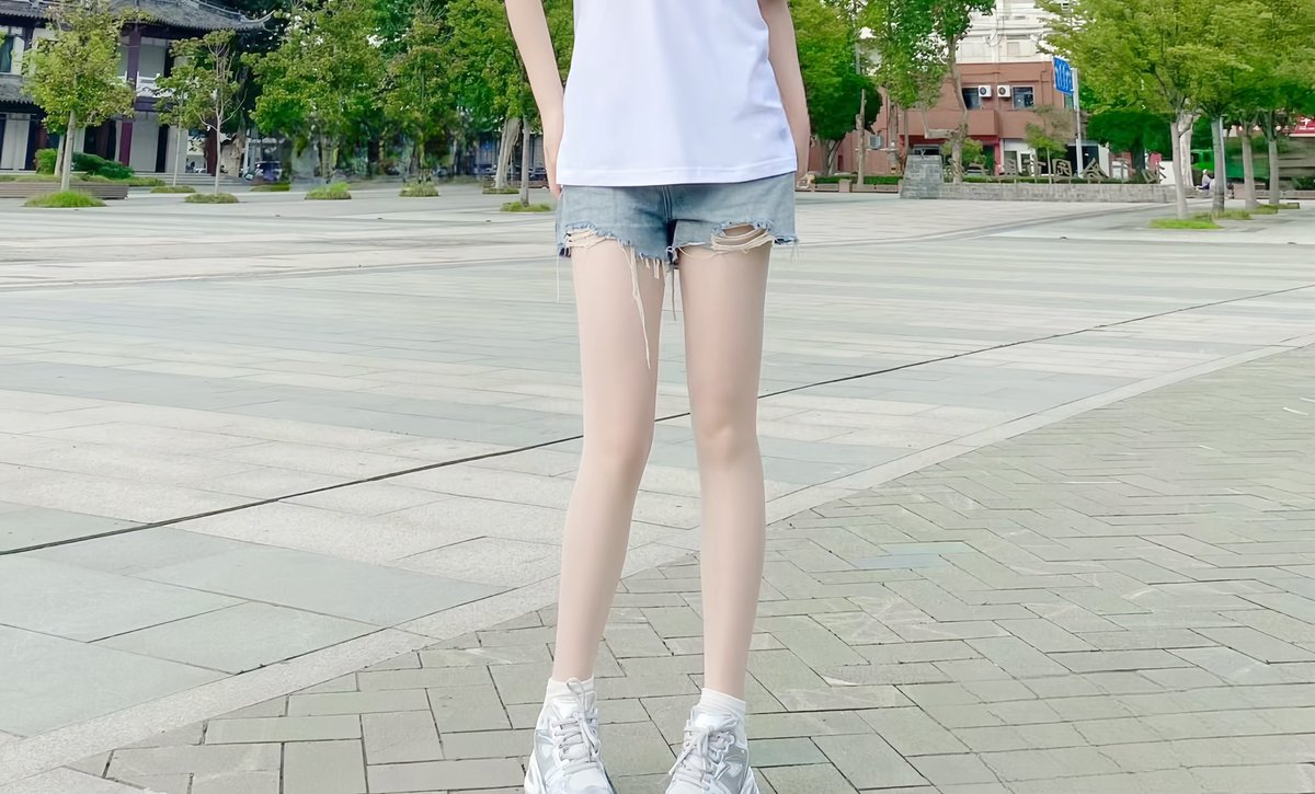 一周没见啦，休息了一下w
今日份叶灵是热裤搭薄肉丝:)
久违的腿子，希望您喜欢～