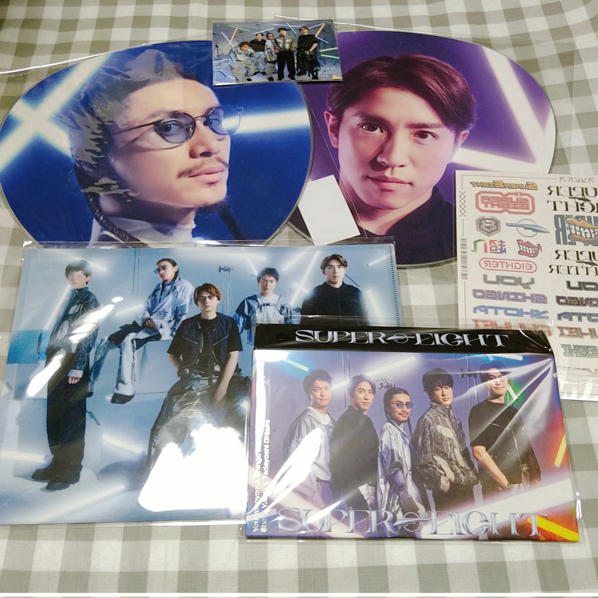 超アリーナツアーのグッズも本日届いた✨

待ちに待った会報ファイル。泳いでいた分がやっとしまえる幸せ🙌ドームの時もデザイン違いが出てほしいな。

後から止めとけば・・と思われたバッグは想像したよりはペラペラではなかった。ポーチは紐は丈夫だけど・・な感じ。