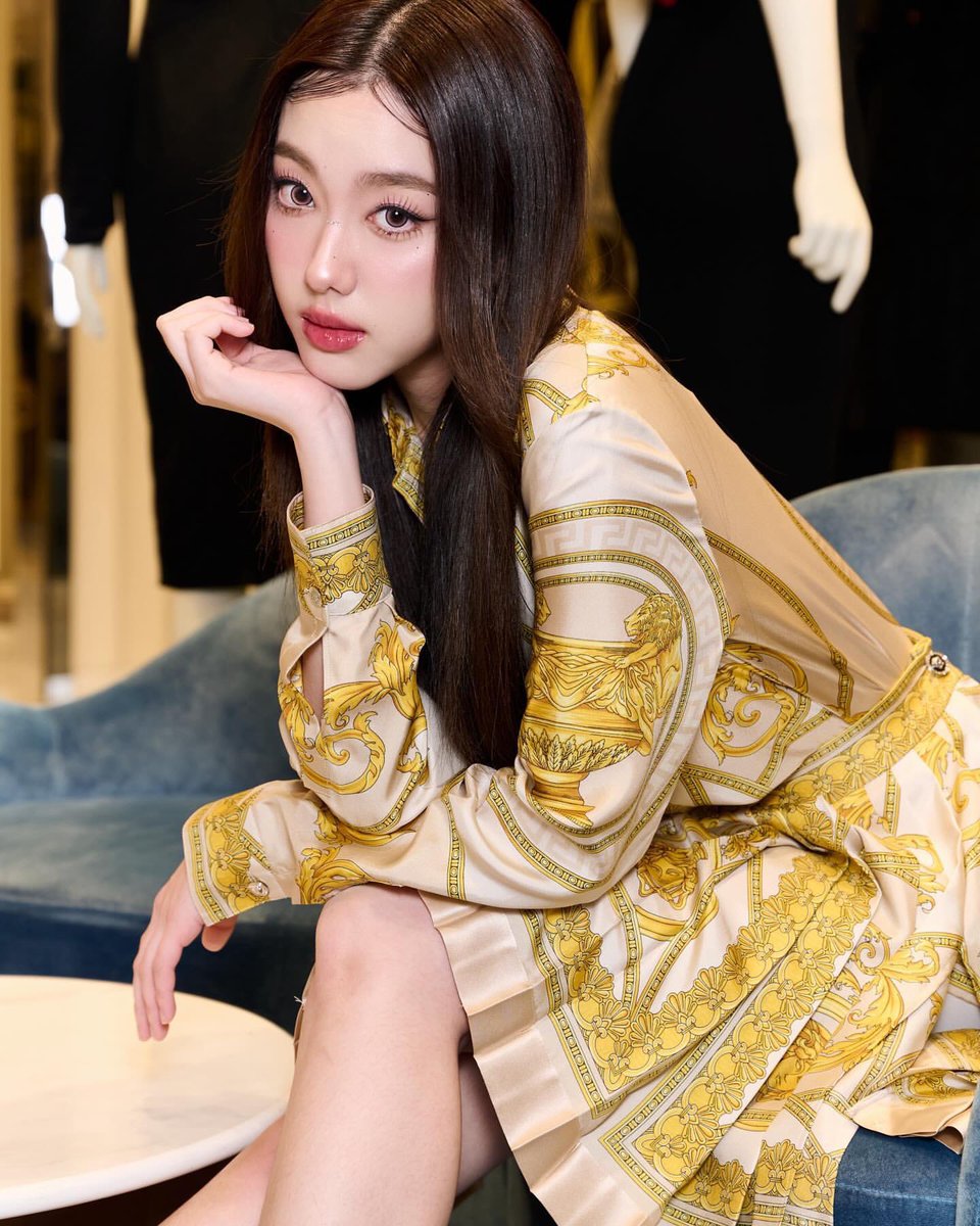 aheyesocute's tweet photo. อ๊ะอายกับ versace ถูกต้องมากกก คุณนายเอยใดเว่อ

#VersaceTH
#Aheye4EVE #4EVE https://t.co/adQrF3V75Y
