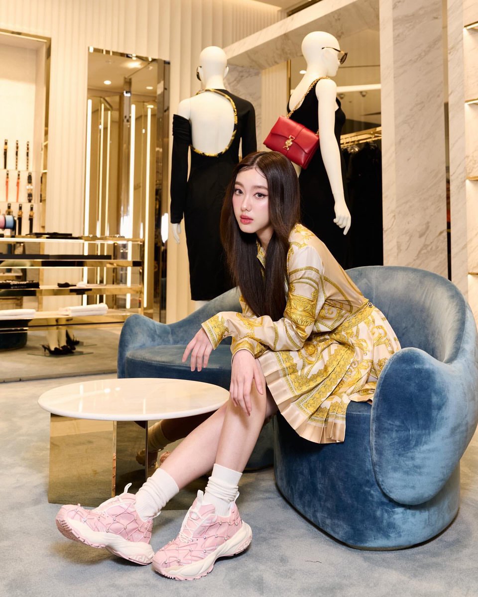 aheyesocute's tweet photo. อ๊ะอายกับ versace ถูกต้องมากกก คุณนายเอยใดเว่อ

#VersaceTH
#Aheye4EVE #4EVE https://t.co/adQrF3V75Y