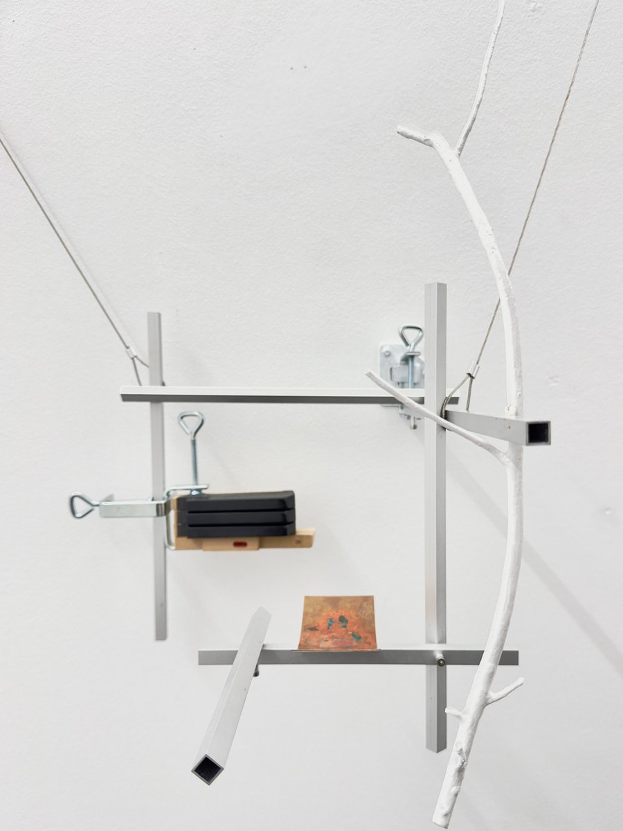 BCNGalleryWknd's tweet photo. ┣EXPOSICIONS BGW2024┫Suburbia Contemporary · Gianluca Iadema.
El treball de Iadema fusiona so, imatge, escultura, performance i llum. La interacció entre els elements visuals i auditius, influenciada per l'arquitectura i el cinema, és central a la seva pràctica. 
BGW:19_22.09 https://t.co/IbIPsZVeqN