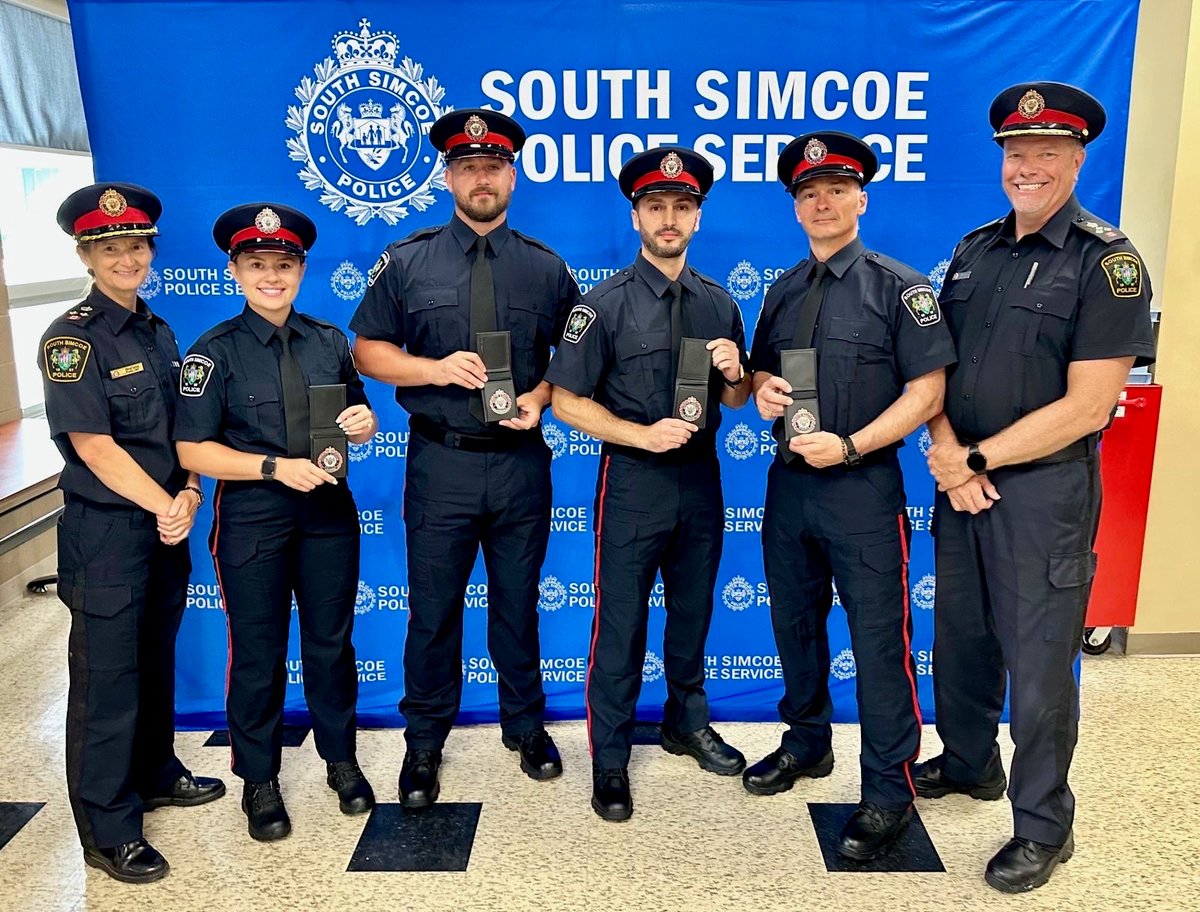 SouthSimcoePS's tweet photo. Welcome to the #SSPSFamily! Congratulations to experienced Constables Samantha Jemmett, Adam Giacomazzo, Dimitri Spichkin, and Kevin Georgopolous. Chief Van Dyke had the honour of presenting their badges and officially welcoming them into our team. Here’s to new beginnings and incredible achievements ahead! #Congratulations #JoinSSPS #WelcometotheFamily