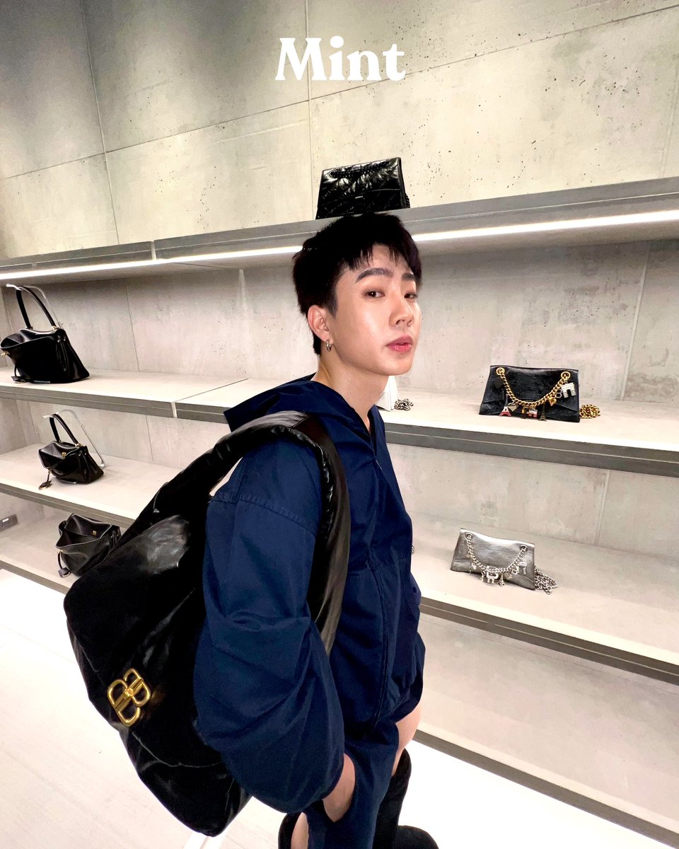 หล่อกล้องแตก! #MintReports พาส่องลุคหล่อสุดเท่ของหนุ่ม #ออฟจุมพล ที่มาร่วมงาน BALENCIAGA EMQUARTIER NEW STORE OPENING EVENT ณ EmQuartier ในโททัลลุคหล่อจาก Balenciaga 💚

#BalenciagaxOff 
#OffJumpol #tumcial 
#BalenciagaEmQuartier
#Balenciaga 
#MintMagTH