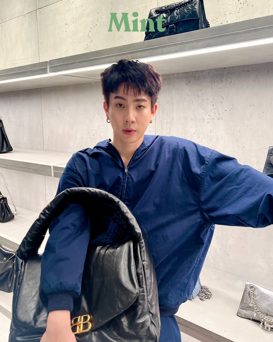 mintmag_th's tweet photo. หล่อกล้องแตก! #MintReports พาส่องลุคหล่อสุดเท่ของหนุ่ม #ออฟจุมพล ที่มาร่วมงาน BALENCIAGA EMQUARTIER NEW STORE OPENING EVENT ณ EmQuartier ในโททัลลุคหล่อจาก Balenciaga 💚

#BalenciagaxOff 
#OffJumpol #tumcial 
#BalenciagaEmQuartier
#Balenciaga 
#MintMagTH https://t.co/rylkjAMOg7