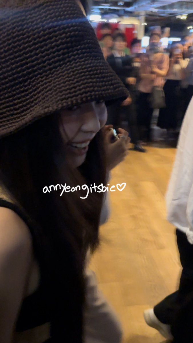 honorslisa's tweet photo. JENNIE &amp; BAE SUZY AT REVOLVER VIP PREMIERE https://t.co/zFIX0vFKRk