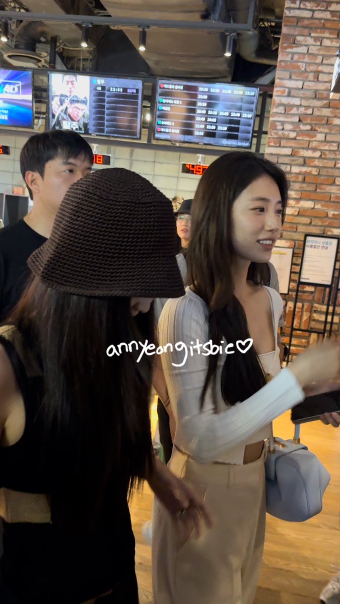honorslisa's tweet photo. JENNIE &amp; BAE SUZY AT REVOLVER VIP PREMIERE https://t.co/zFIX0vFKRk