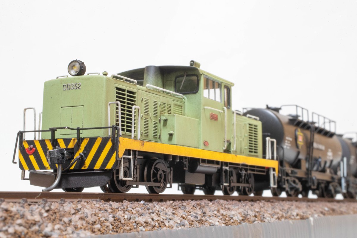 ワールド工芸製『津軽鉄道DD352冬姿』ベース、自由型35tディーゼル機関