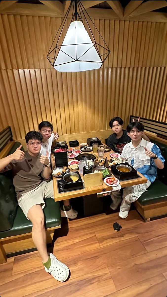 holahe_'s tweet photo. Oh ini to yg katanya tadi malem di live makannya jd 2 sesi
Akhirnya ya wel #maxwell segala kefomoan kumpul bareng selama dicina, hurhar, pilmapres terbayarkan sudah
Sehat" ya kalian semua
Gk boleh asing y!
#timsekop #axelots #sandyourheart #xaviera #yesaya #KENJI #kadit #kaith https://t.co/yvl8Q2T9S4