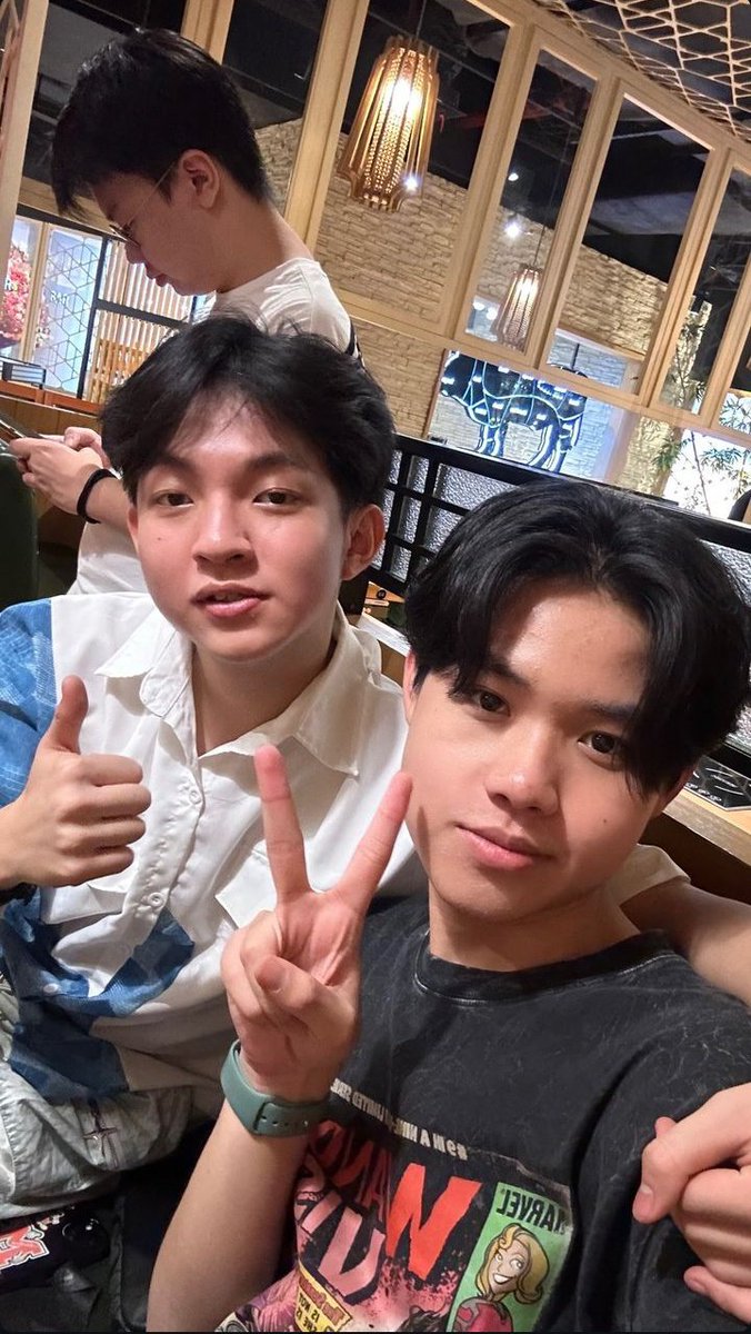 holahe_'s tweet photo. Oh ini to yg katanya tadi malem di live makannya jd 2 sesi
Akhirnya ya wel #maxwell segala kefomoan kumpul bareng selama dicina, hurhar, pilmapres terbayarkan sudah
Sehat" ya kalian semua
Gk boleh asing y!
#timsekop #axelots #sandyourheart #xaviera #yesaya #KENJI #kadit #kaith https://t.co/yvl8Q2T9S4