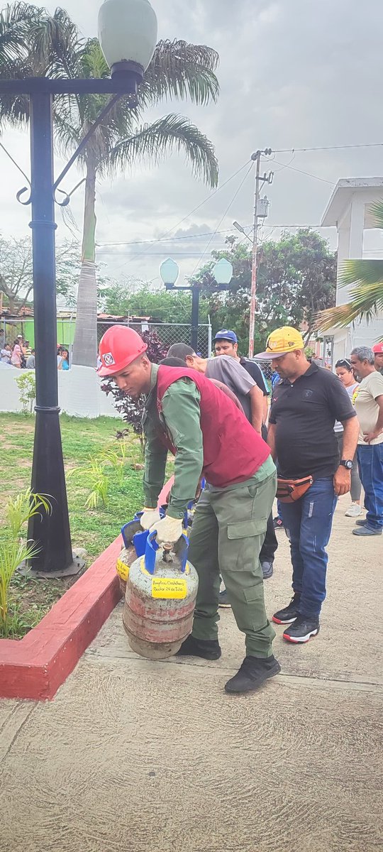 destacamento124's tweet photo. #31Jul Los Centinelas se encuentran en unión cívico-militar, garantizando la entrega de gas doméstico para nuestro Pueblo del estado Lara. https://t.co/JfJu66MKpV