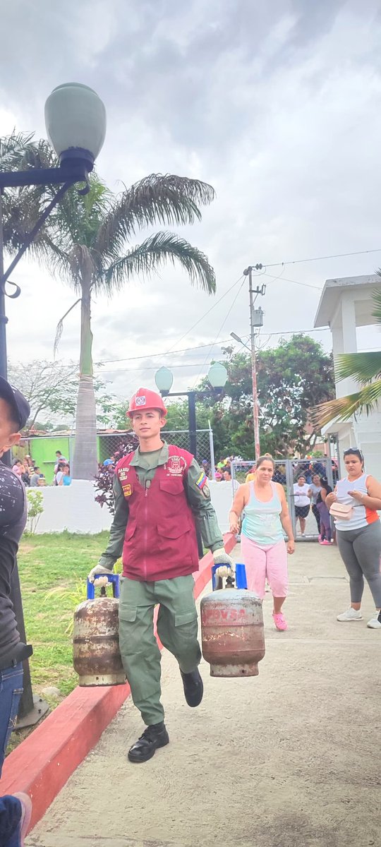 destacamento124's tweet photo. #31Jul Los Centinelas se encuentran en unión cívico-militar, garantizando la entrega de gas doméstico para nuestro Pueblo del estado Lara. https://t.co/JfJu66MKpV