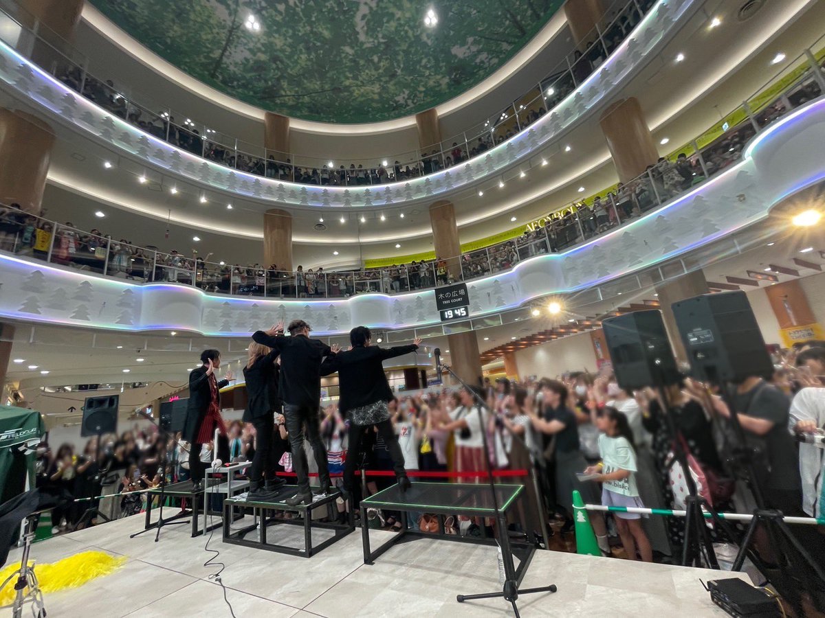 kiryuintw's tweet photo. ゴールデンボンバーニューシングル「イイね」発売イベント最終日埼玉イオンレイクタウンでした！皆さんありがとうございました(^-^)
姿見えたかな？💦台に乗ったけど脚立に乗るくらいじゃなきゃだね🙇ニューシングルの宣伝になっただろうか🥹
皆さん暑い中ありがとう🙏どうかお気をつけて🙏
#イイね https://t.co/RLC81ufyYH