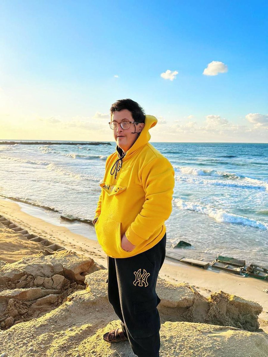 MascaroJuan's tweet photo. GENOCIDIO EN GAZA. Ahmad Saeed Al-Abadla, joven con síndrome de Down, estaba cerca de su casa en Al-Qarara (Gaza) cuando fue herido por el ejército israelí, según testigos presenciales. Permaneció desaparecido hasta que sus familiares encontraron su cadáver tras la retirada. https://t.co/P1afOJrI4n