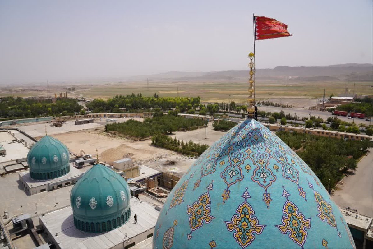 Se iza una bandera roja sobre la mezquita Jamkaran en Irán como señal de venganza por el asesinato de Ismail Haniyeh.
Anteriormente, se planteó tras las explosiones en un cementerio de Kermán en enero, cuando decenas de personas murieron, y antes, tras el asesinato de Qasem