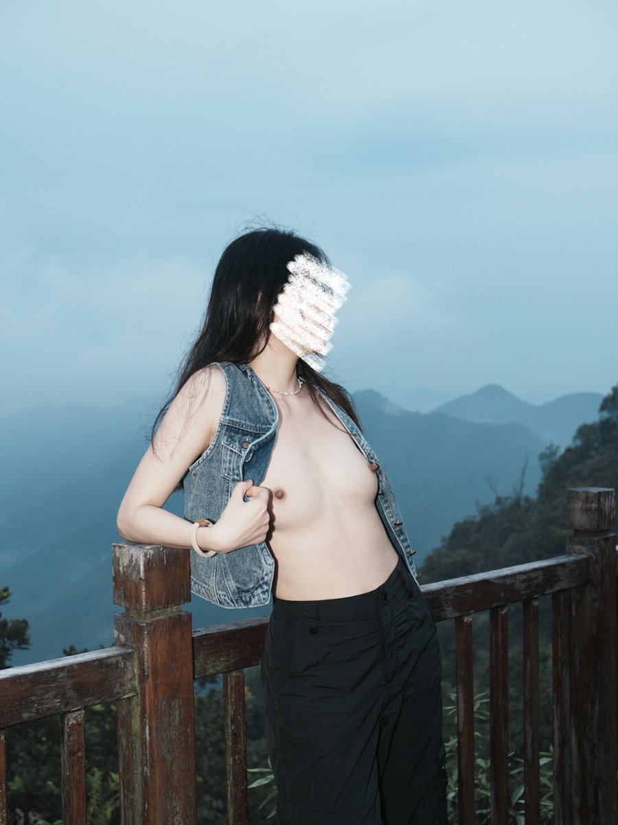 继续山林露出，这天下山走到天黑，还是有点怕怕的。老婆全程真空，只穿个牛仔马甲。美景加美胸我超爱的，你们呢？

@Fengsiyuan
@wqganenshi_
@luchu888888
@007share https://t.co/xOxnsbuvXt