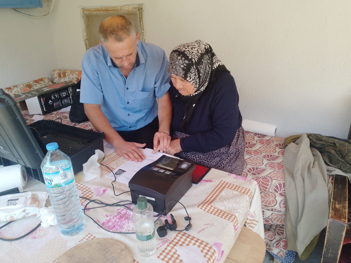 KarahallM's tweet photo. Nüfus Müdürlüğüne gelemeyen kimlik kartı başvurusunu yapamayan vatandaşlarımıza Adreste hizmet vermeye devam ediyoruz https://t.co/npQyJrsRoY