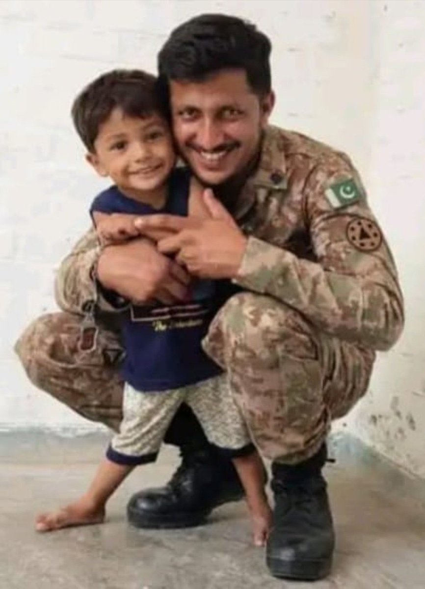 LoverForces's tweet image. حوالدار ایوب وزیرستان میں شہید ہوگئے۔ 
فوج کے خلاف بکواس کرنے والوں سے ایک سوال کیا آپ لوگ وطن کی خاطر جان دے سکتے ہے ، اپنی جوانی قربان کر سکتے ہے ، اپنے بیوی بچوں کو چھوڑ سکتے ہے۔؟؟؟