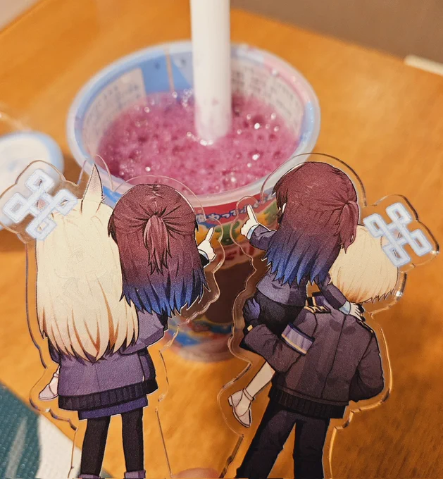 「面白そうな飲み物みつけたよ」「これは…見た目が毒々しい気が…」「ん、これ駄菓子みたいな味だ〜かんなも飲んでみて?」「…不思議な味ですね(関節キスに気づいてるのかこの人…?)」 