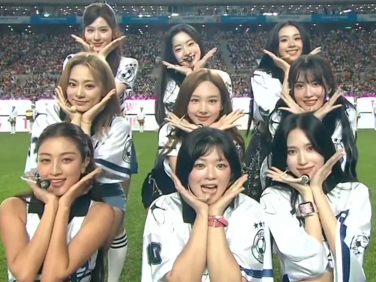 viraltakes's tweet photo. TWICE at the Seoul World Cup Stadium today. https://t.co/uuDOcBWgTB