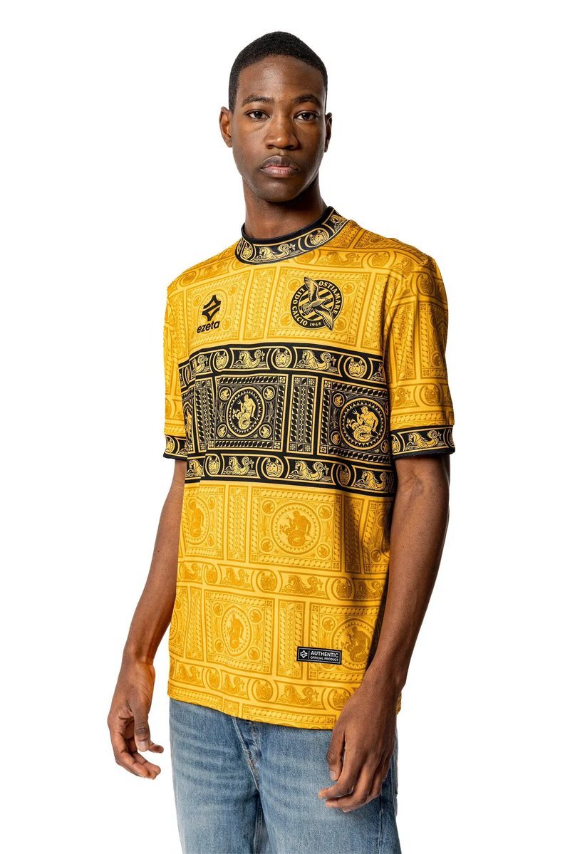 ManuHeredia21's tweet photo. El Ostia Mare, de la Serie D (cuarta italiana), es otro de los bendecidos por trabajar con Ezeta. Así son su segunda y cuarta camiseta de este curso, basadas en los históricos muros del Ayuntamiento de Ostia y la mitología romana: