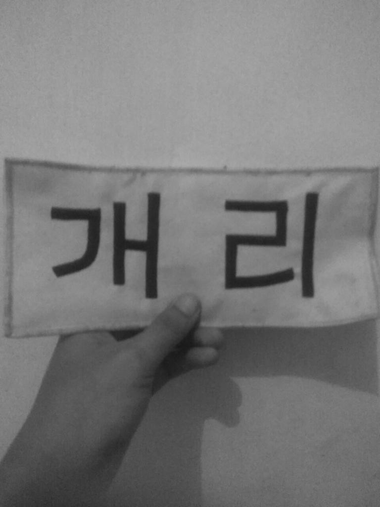 Denger kabar katanya Kang Gary lagi di Bali liburan bareng istri dan anaknya, Hao. Jadi pengen nyamperin dia. Cuma buat minta dia sign di nametag ini. Entar kalo udh dia sign. Ane kasih frame. Pajang sebulan di kamar. Abis itu ane jual mahal. 🤣🤣🤣