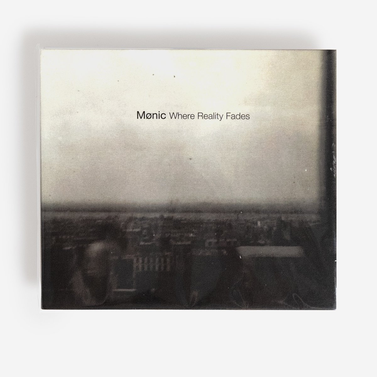 Simon Shreeve aka Mønic works in a deep vein of atmospheric rot indigenous to the UK, returning with a new album of gloaming drone and textural intrigue somewhere between Burial’s beatless scapes, Phillip Jeck x Tape Loop Orchestra

bit.ly/3WKnqwW