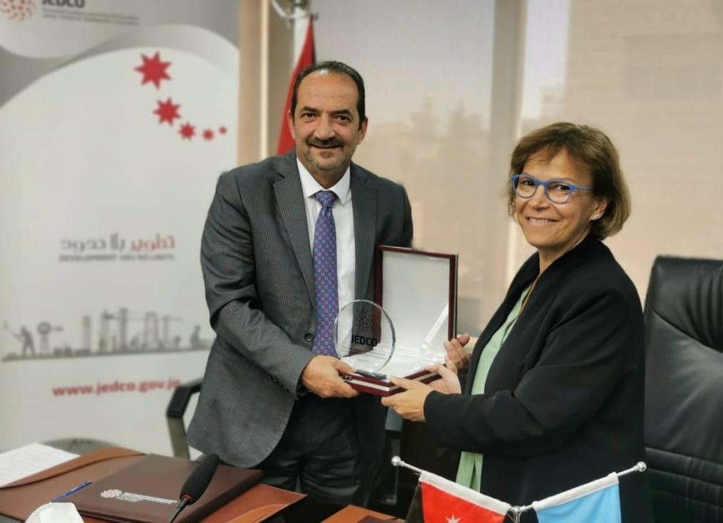 UNDPJordan's tweet photo. اليوم قمنا بتوقيع مذكرة تفاهم مع شركائنا @JEDCOJO  تهدف إلى تعزيز ريادة الأعمال والابتكار من خلال برامج لتمكين الشباب والمرأة ودعم المشاريع الصغيرة والمتوسطة، إضافة إلى خلق فرص عمل مستدامة مرتبطة بالاقتصاد الأخضر، مما يساهم في تعزيز الاقتصاد المحلي. https://t.co/xbFY0SqPdG
