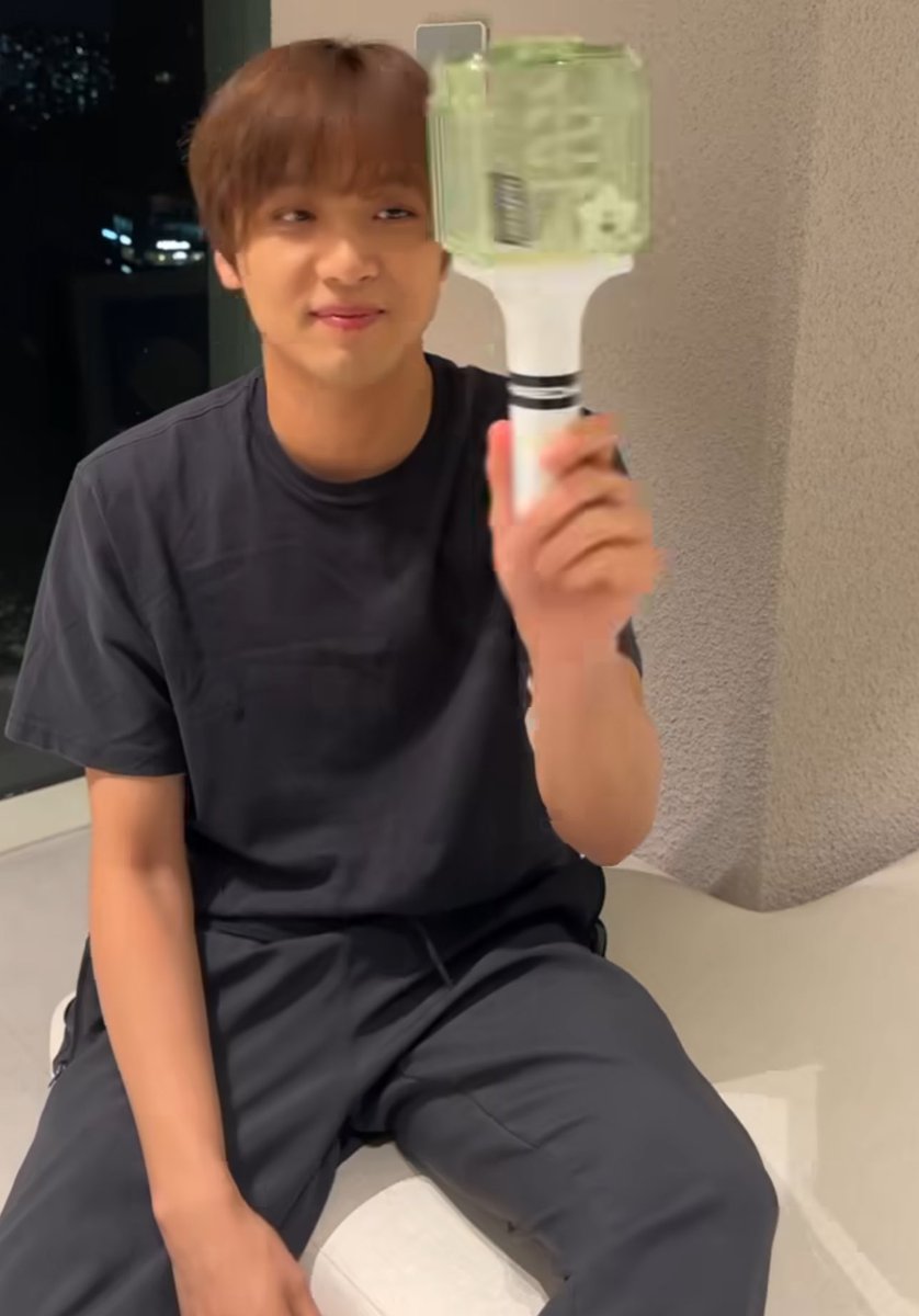 เหมือนแฟนที่แบบเข้าใจเราเป้นติ่งอะ รุ้ว่าเราจะไปคอนเสิร์ตเลยแบบ เอามานี่มา เดี๋ยวแต่งแท่งไฟให้ เป็นไง สวยยัง เอาไว้ไปโบกเชียร์แฟนเธอที่คอนไป