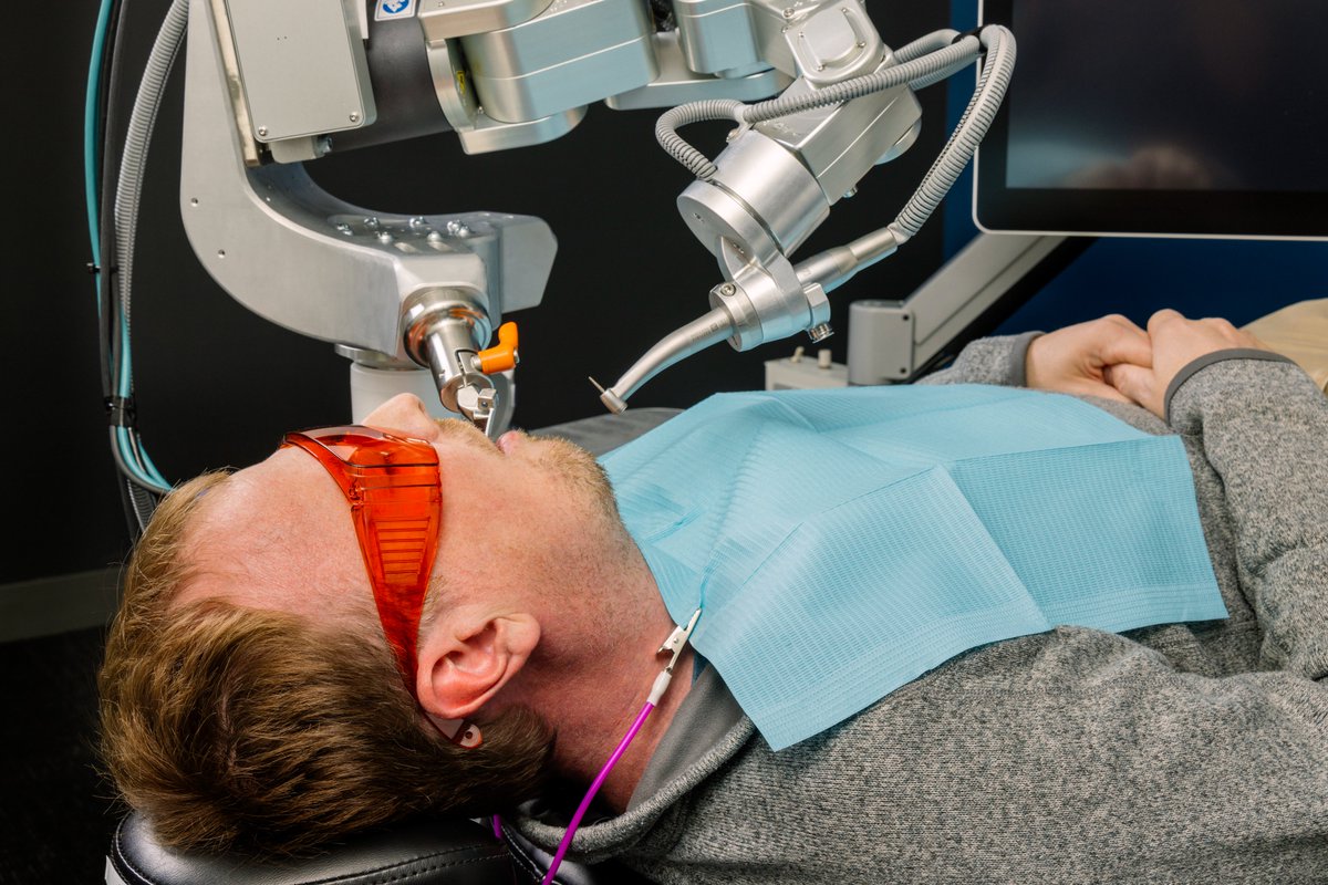 Edward__Back's tweet photo. L’entreprise américaine Perceptive vient d’annoncer avoir accompli la première intervention entièrement automatisée sur un être humain grâce à son nouveau robot qui pourrait remplacer les dentistes.
https://t.co/rGLOEVgUdf https://t.co/DbWoUAVcIY