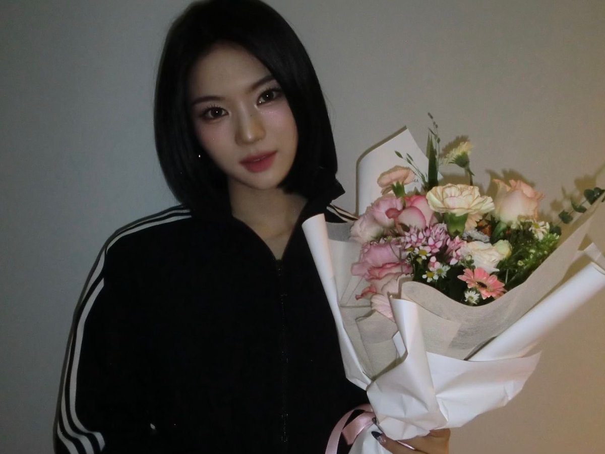 isanyangi's tweet photo. Got new hair and a bouquet of pretty flowers 💐 https://t.co/csZTdjEEgH