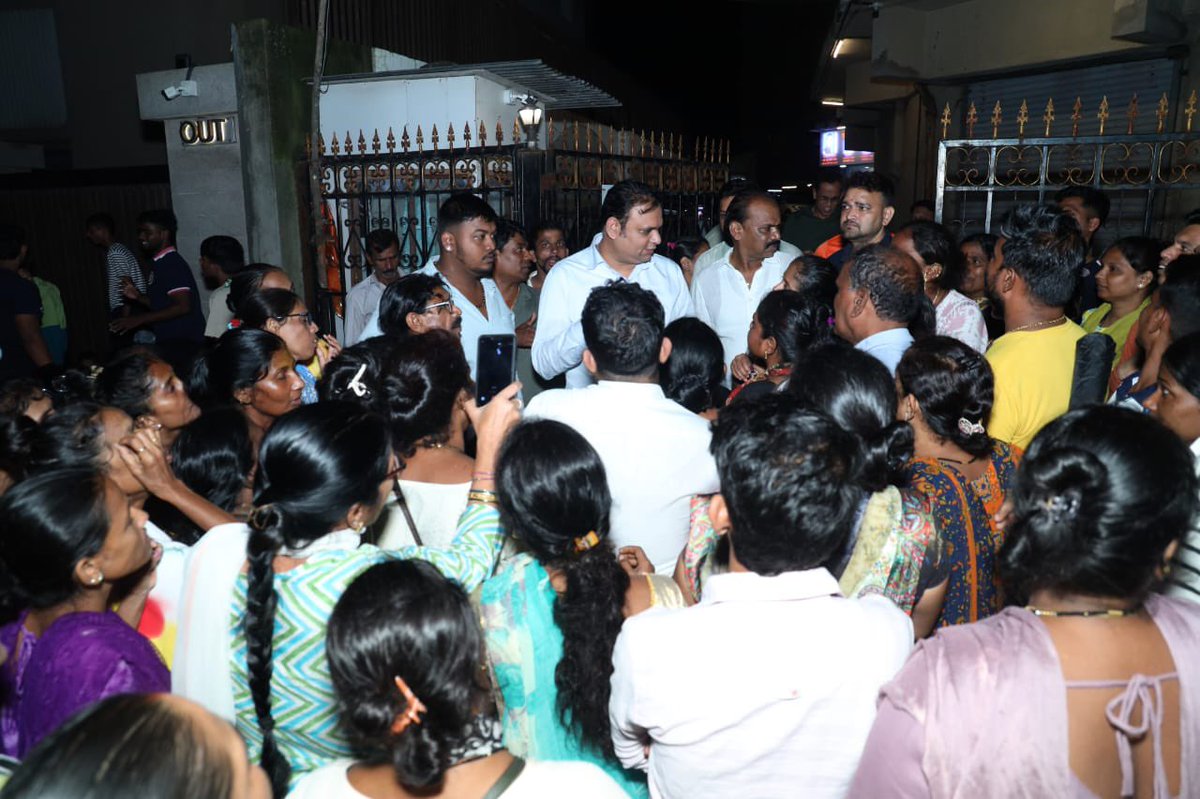 rahulnarwekar's tweet photo. माझ्या कुलाबा मतदार संघातील विविध प्रभागातील नागरिकांनी माझी वैयक्तिकरित्या भेट घेतली व मी त्यांच्या समस्या जाणून घेतल्या. सामान्य नागरिकांनी दाखवलेल्या विश्वासाला मी कायम अबाधित ठेवण्याचा मनःपूर्वक प्रयत्न करेन.

@narendramodi  @JPNadda  @AmitShah @Dev_Fadnavis @cbawankule @ShelarAshish @BJP4India  @BJP4Maharashtra  @BJP4Mumbai @bjp4smum @BJPYuvatiColaba

#BringingAChange #RahulNarwekar  #colaba #mumbai #maharashtra