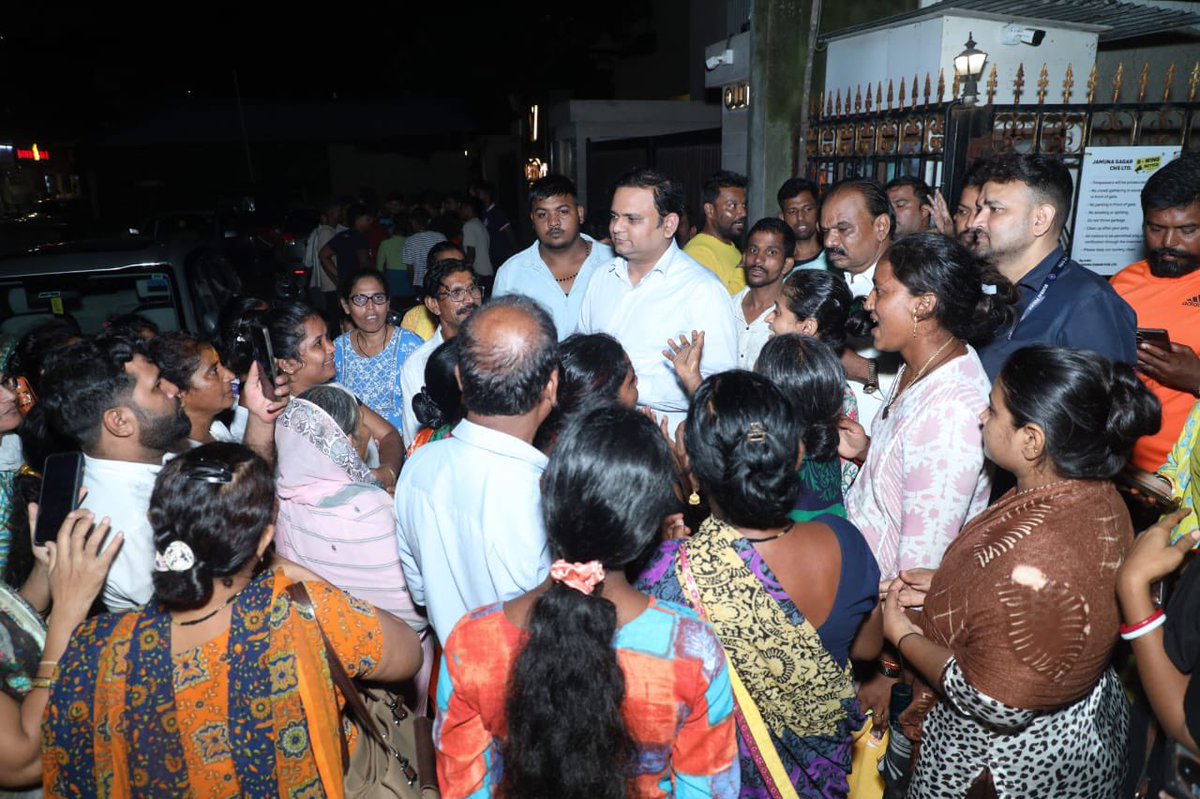 rahulnarwekar's tweet photo. माझ्या कुलाबा मतदार संघातील विविध प्रभागातील नागरिकांनी माझी वैयक्तिकरित्या भेट घेतली व मी त्यांच्या समस्या जाणून घेतल्या. सामान्य नागरिकांनी दाखवलेल्या विश्वासाला मी कायम अबाधित ठेवण्याचा मनःपूर्वक प्रयत्न करेन.

@narendramodi  @JPNadda  @AmitShah @Dev_Fadnavis @cbawankule @ShelarAshish @BJP4India  @BJP4Maharashtra  @BJP4Mumbai @bjp4smum @BJPYuvatiColaba

#BringingAChange #RahulNarwekar  #colaba #mumbai #maharashtra