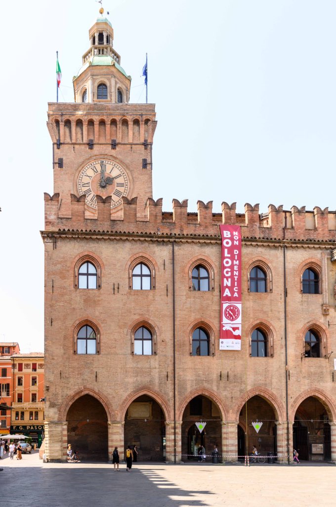 comunebologna's tweet photo. #Bologna non dimentica la strage fascista alla stazione del #2agosto1980 https://t.co/WU2ohYeKjV