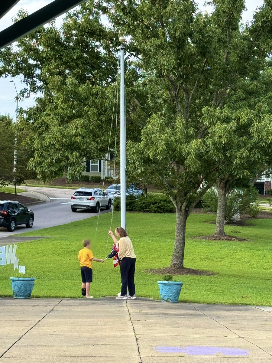 FelyJpg's tweet photo. 🇺🇸🪴🍎 @HodgeRoadES @AIGwolford  #SchoolDays https://t.co/cE3CEwUUqA
