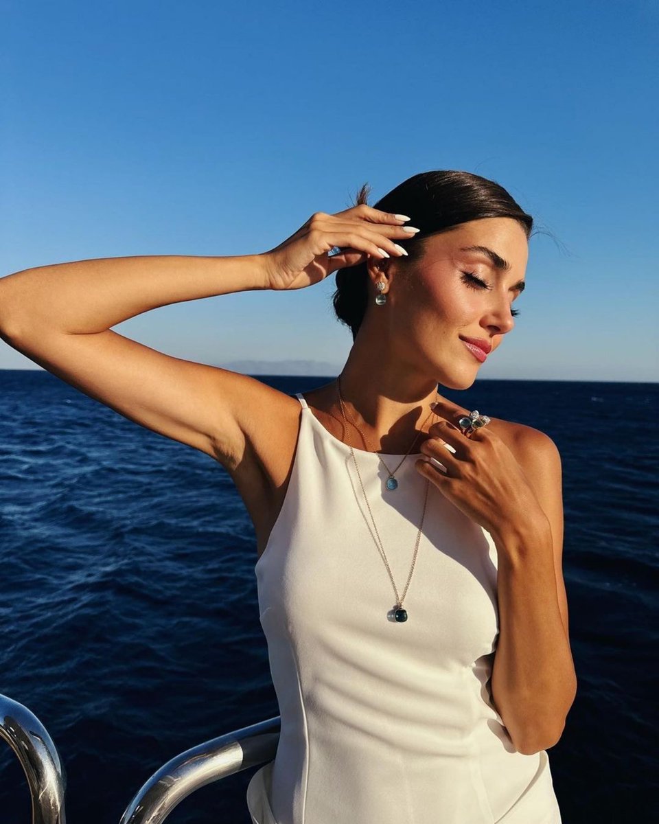 HandeErcelItali's tweet photo. 📸| NEW IG Post #HandeErçel
・・・
💙
#Pomellato #NudoCollection
#işbirliği https://t.co/fzssN11hEE