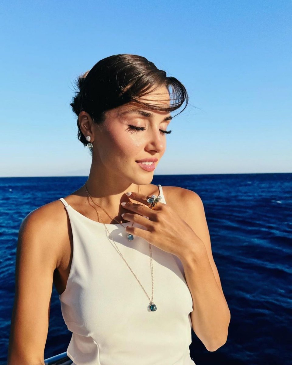 HandeErcelItali's tweet photo. 📸| NEW IG Post #HandeErçel
・・・
💙
#Pomellato #NudoCollection
#işbirliği https://t.co/fzssN11hEE