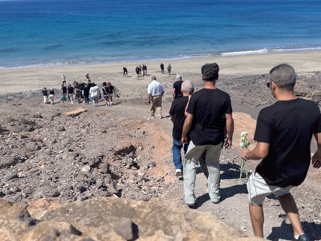 Acto conmemorativo a las primeras víctimas de la ruta canaria en Fuerteventura.

La memoria de quienes fallecieron nos recuerda la importancia de seguir trabajando en conjunto por una sociedad más justa y solidaria.

📸: Asoc. EntreMares

#NoOlvidamos #RutaCanaria #EntreMares