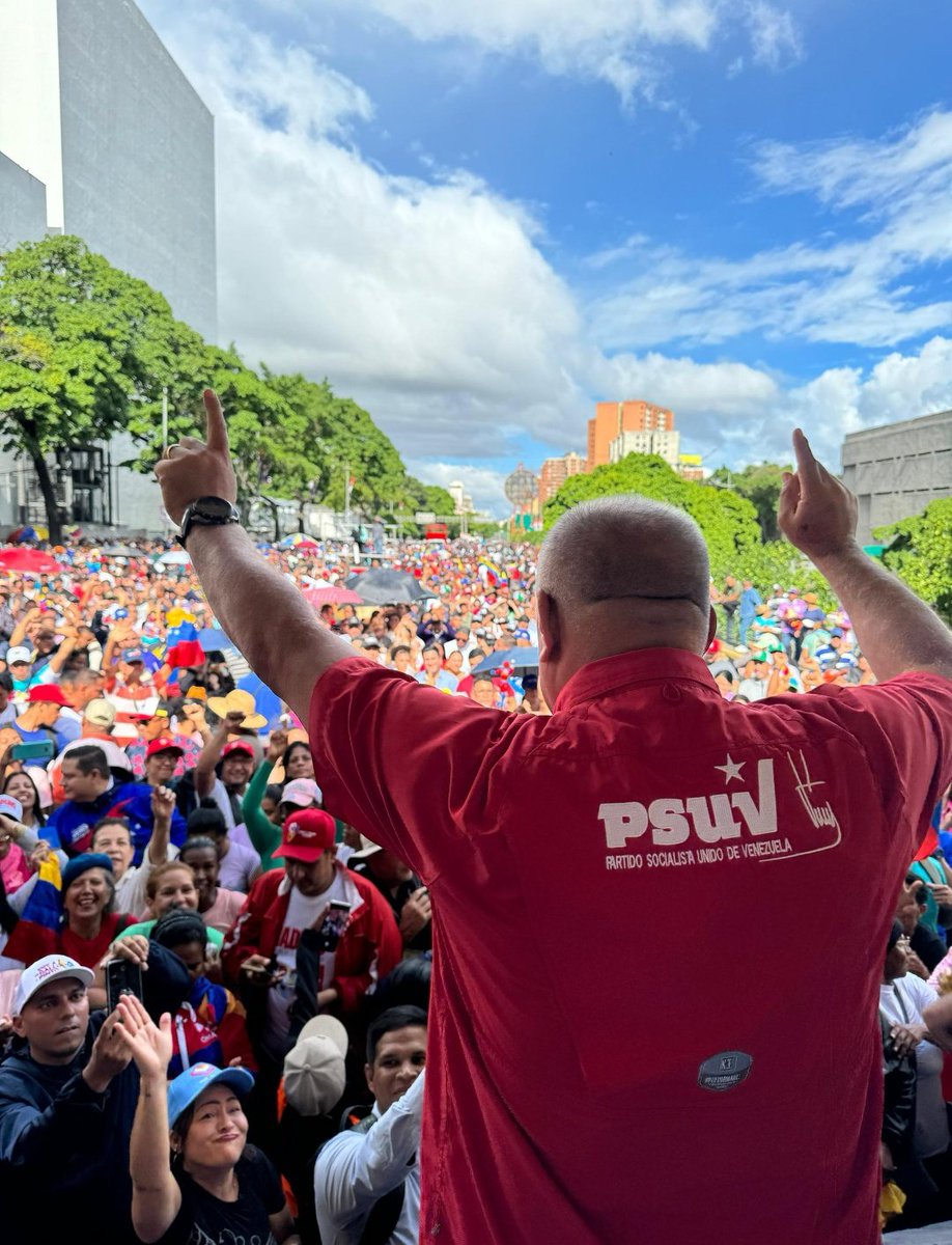 RPolancoF's tweet photo. Ante a las nuevas acciones desestabilizadoras provocadas por quienes odian y destruyen, el pueblo bolivariano de #Venezuela está una vez más en las calles en defensa de la paz y la estabilidad nacional.

https://t.co/VpT3dcz64U https://t.co/s4PIyC1Vg8