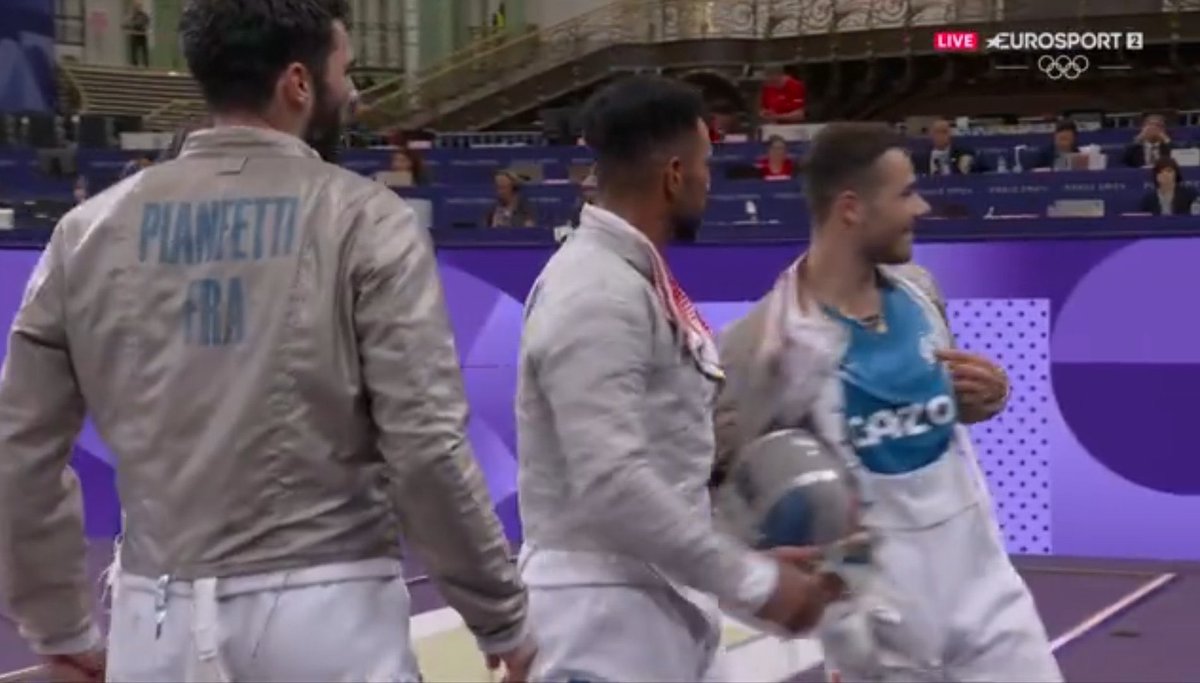basilebilo's tweet photo. Je vais peter mon crâne le français qui sort son maillot de l’OM après la qualif contre l’Égypte ! 💙

On espère vous voir décrocher la médaille d’or ! 🥇💪 https://t.co/eVbtv3fKVf