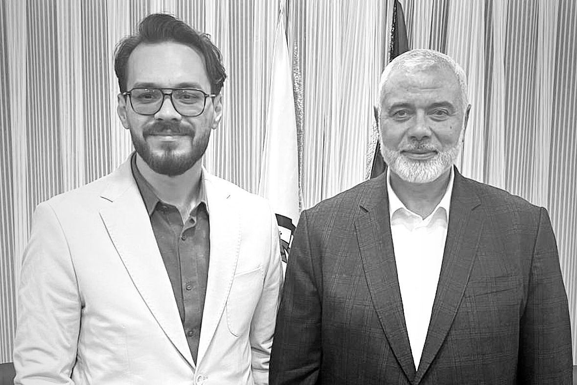 İzzet, vakar ve onurlu duruşun timsali ey muazzez şehid, şehadetin mübarek olsun!
Senden bize, bir şeref madalyası olarak addettiğimiz bu fotoğraf ve evlatlarımıza anlatacağımız adanmışlığın örnekliği kaldı.