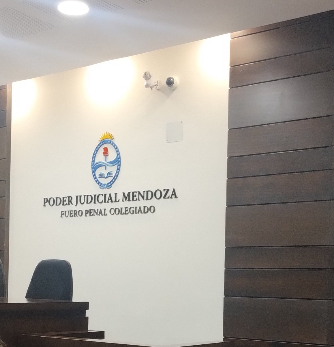 roromenduca's tweet photo. La política del gobernador @alfredocornejo nos pone en el banquillo de acusados a #dirigentes #gremiales #NoalaCriminilizaciondelaProtesta ✊🏼 #Mendoza es #Venezuela https://t.co/TwOy2yaZ0e