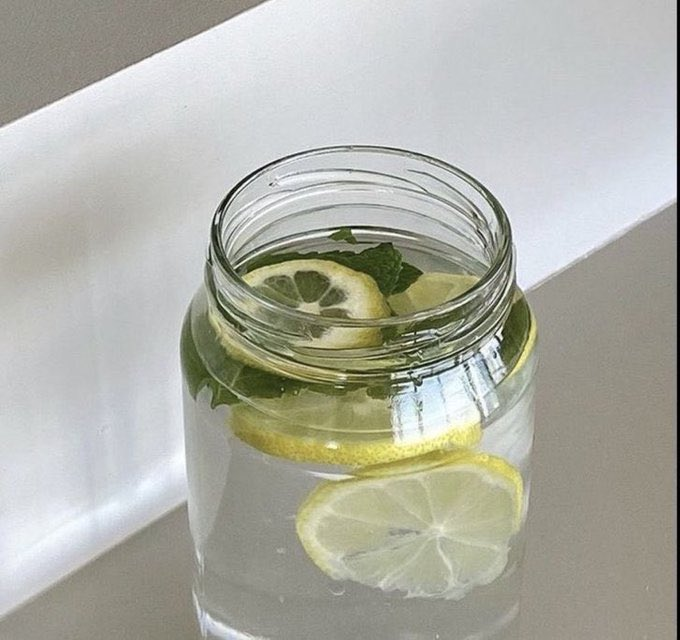 BrutalMindset's tweet photo. 7. Drink more water

•Healthy skin
•You look younger 
•Better metabolism 
•Gets rid of cravings (sparkling water) 

Drink 2-4L daily (depending on activity)

I use a Berkey water filter for good water. https://t.co/k3oL2vEKwe