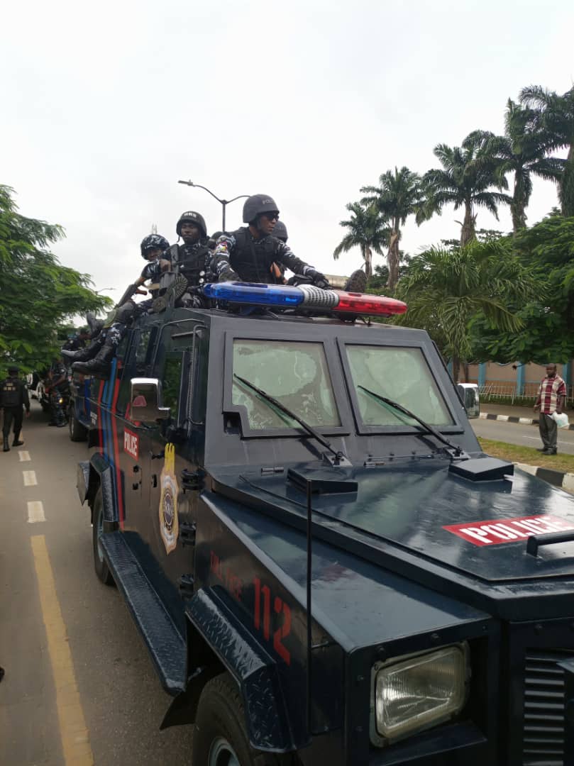 rrslagos767's tweet photo. Rapid Response Squad (RRS) led by its Commander, CSP Shola Jejeloye and Lagos State Environmental Sanitation and Special Offences Unit (Taskforce) captained by its Chairman, CSP Adetayo Akerele this morning carried out a joint visibility patrol and fitness walk for its personnel https://t.co/DBKbeRBUdP