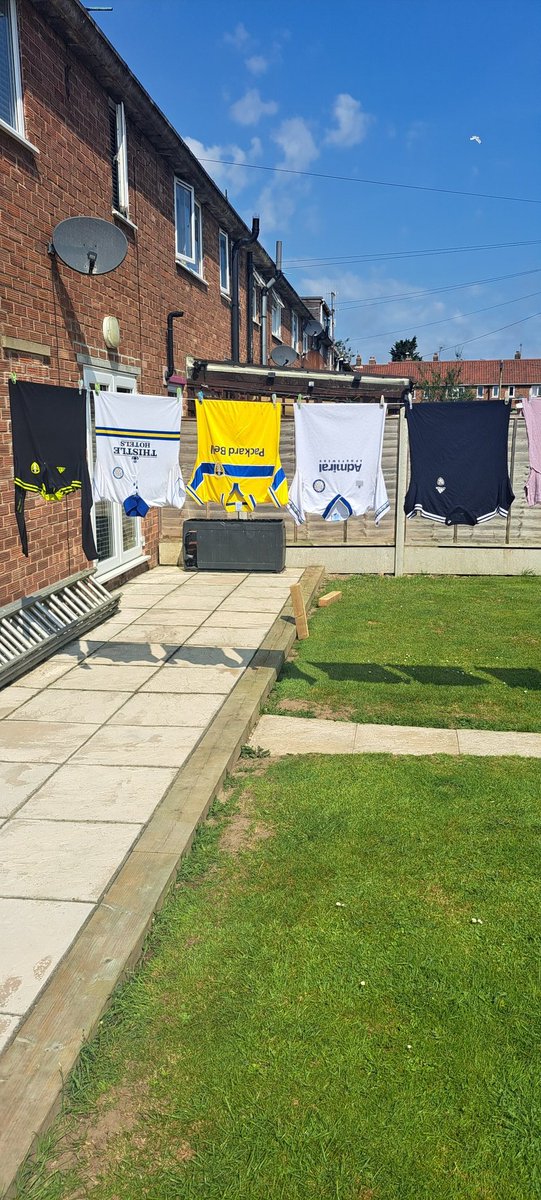72webbo's tweet photo. Lovely day for hanging the washing out 😎 #lufc #scoredraw https://t.co/uOpuT72UsK