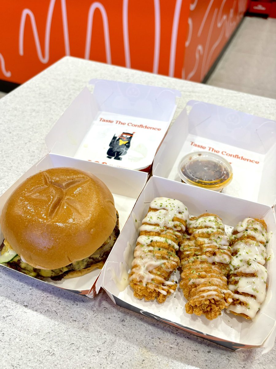 Nurintashaa's tweet photo. Tak expect pun sesedap ini?? 😭

Saje je nak try menu baru kat Bask Bear sebab i dah lama kot tak makan cheeseburger. 

Sedapnyaaaa. Boneless chicken tu pun sedap!!! https://t.co/GaYEWUB91y