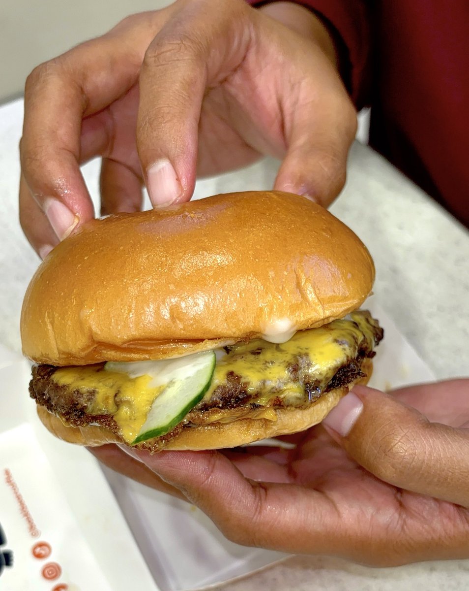 Nurintashaa's tweet photo. Tak expect pun sesedap ini?? 😭

Saje je nak try menu baru kat Bask Bear sebab i dah lama kot tak makan cheeseburger. 

Sedapnyaaaa. Boneless chicken tu pun sedap!!! https://t.co/GaYEWUB91y