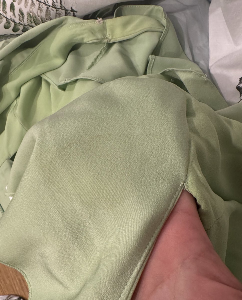 utumnr's tweet photo. Girls that don’t bother to check items before they send them on Vinted are another breed. Literally takes 2 seconds 😤 https://t.co/45PBQkNIMB