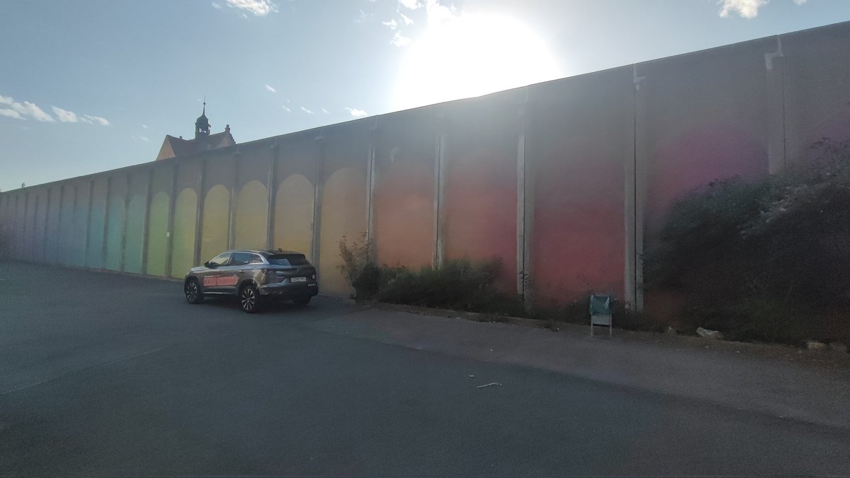 ScribeTrans's tweet image. man weiß, dass der regenbogen endgültig gestorben ist, wenn sogar knäste sich nicht zu schade sind, ihre mauern damit zu bemalen