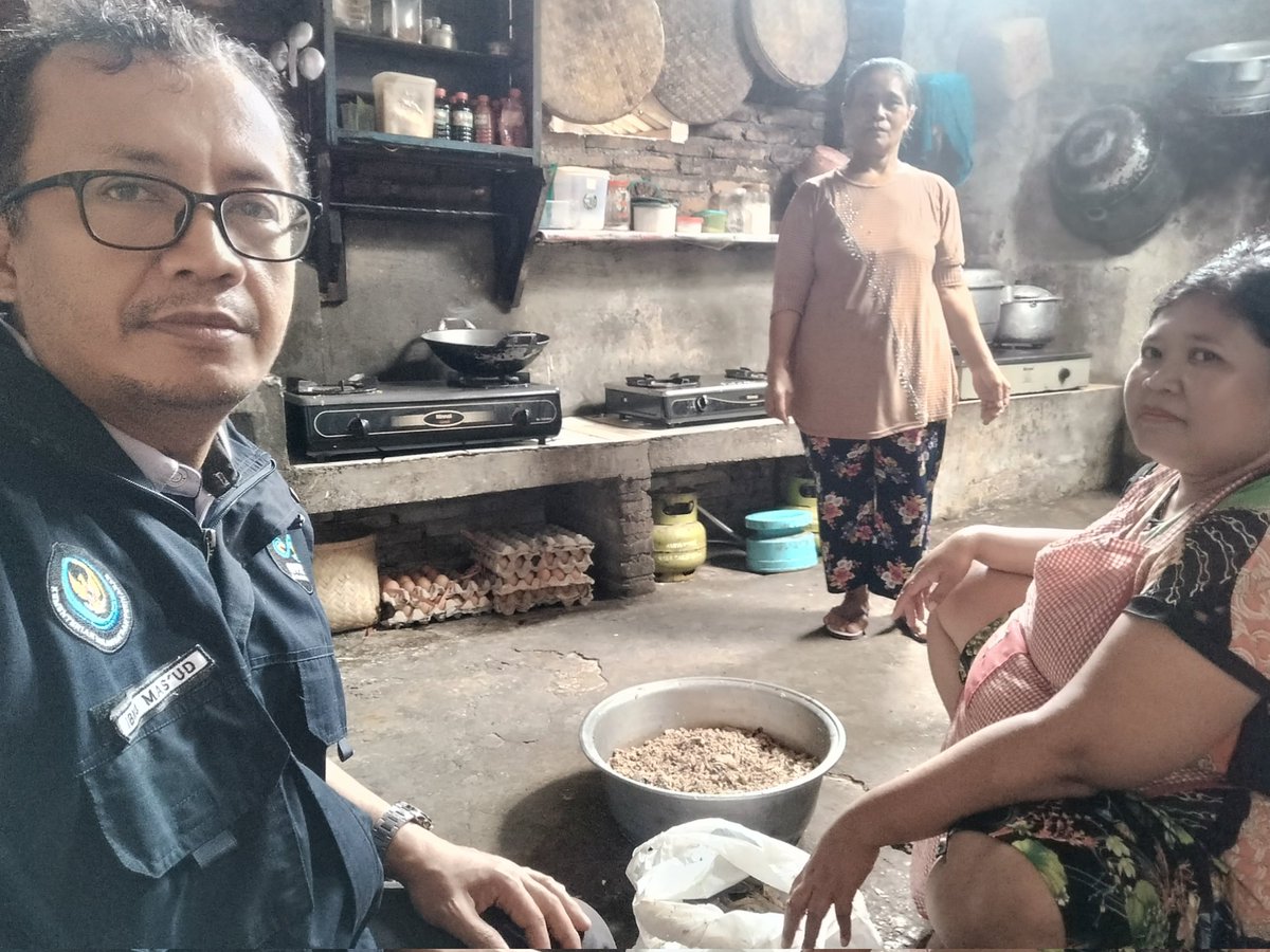ibnu_m3's tweet photo. Selasa (30/7), Ibnu Mas'ud,S.Pi Luhkan Kab. Trenggalek. Pendataan produksi sambal ikan tuna asap (Ibu Ngalimah) Ds. Tasikmadu. Produksi bulan Juli 300 pcs @ 100 gram harga 10.000/pcs
#GiatLuhkanSatminkalBwi #luhlapor #produksi
@puslatluhkp @bppp_banyuwangi https://t.co/shBaZJcjGI